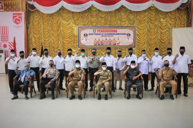 
					Kukuhkan Ketua RT se-Kecamatan Dumai Selatan, Walikota Dumai: Diharapkan RT Bersinergi Dengan Pemerintah