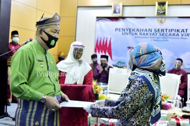 
					Wabup Inhil Serahkan 4500 Sertifikat Tanah Untuk Rakyat Secara Simbolis