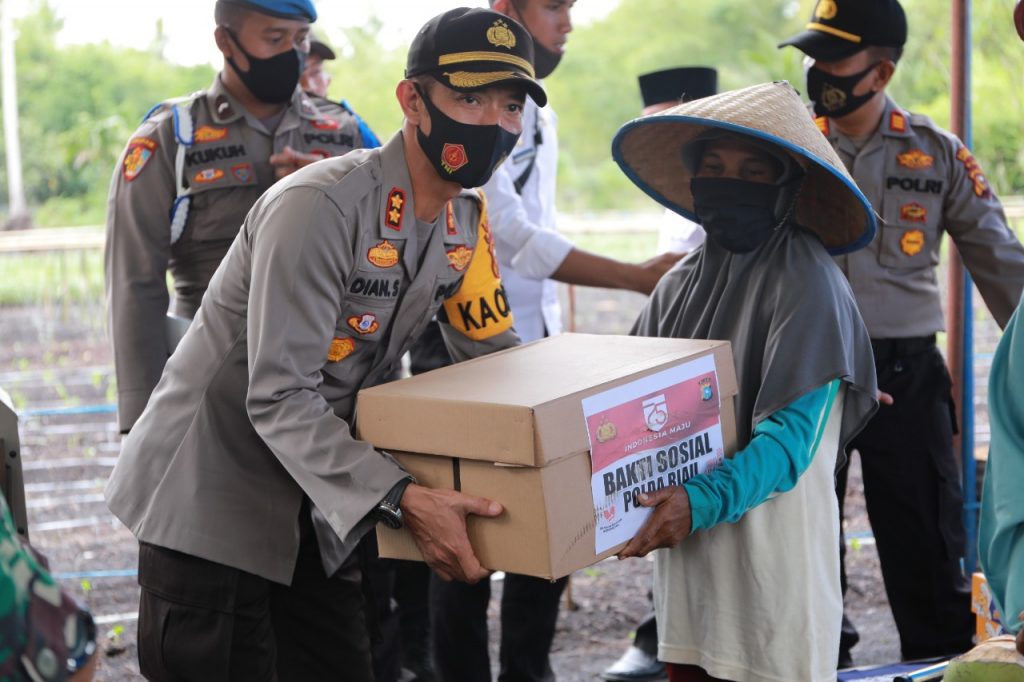 Kaoplres Inhil AKBP Dian Setyawan berikan bantuan kepada kelompok tani