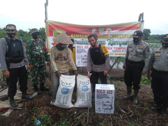 
					Kapolres Inhil Kunjungi Dan Berikan Bantuan Pada Kampung Tangguh Nusantara di Dua Kecamatan