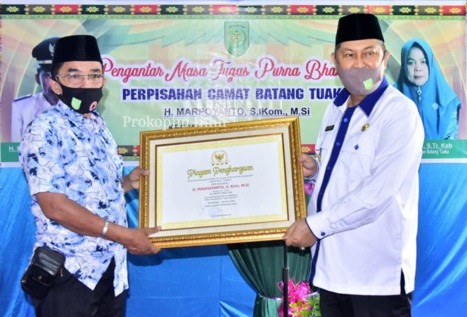 
					Wakil Bupati H Syamsuddin Uti menyerahkan penghargaan pada H Marpoyanto