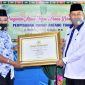 Wakil Bupati H Syamsuddin Uti serahkan penghargaan pada H Marpoyanto