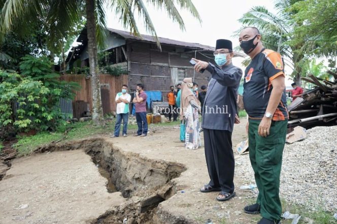
					Bupati HM Wardan saat meninjau lokasi bencana longsor.