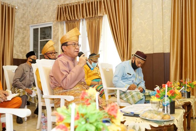 
					Bupati Inhil Drs HM Wardan MP saat menjadi Narasumber Diskusi Online dengan Sawit Watch melalui Zoom Meeting (Video Conference).