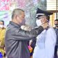 Wakil Bupati H Syamsuddin Uti saat melantik pejabat Kepala Desa Bolak Raya Kecamatan Mandah