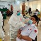 Ketua Bawaslu Riau Rusidi Rusdan saat jalani uji swab, Senin (14/9/2020) di aula Sekretariat Bawaslu Provinsi Riau.(foto:istimewa)