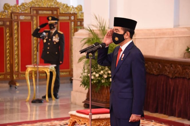 
					Presiden Joko Widodo Pimpin Upacara HUT Ke-75 TNI Di Istana Negara