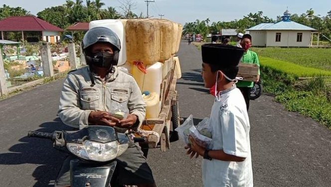 
					Sempena Maulid Nabi Muhammad SAW 1442 H, Santri Berbagi Makanan dan Syiarkan Solawat