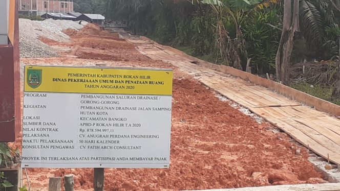 
					proyek Drainase Samping Hutan Kota yang di laporkan 