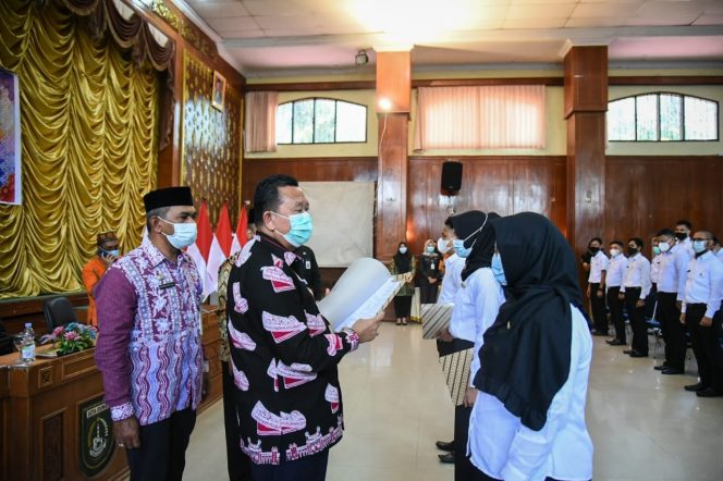 
					Pj Wali Kota Dumai Serahkan SK CPNS Formasi Tahun 2019
