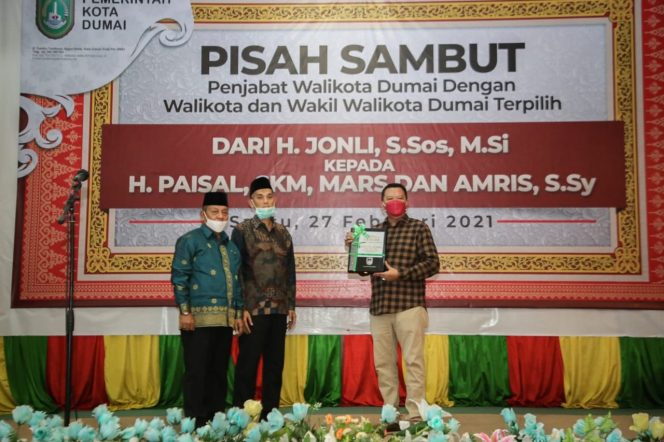 
					Pemko Dumai Berikan Cinderamata dan Piagam Penghargaan Kepada H Jonli