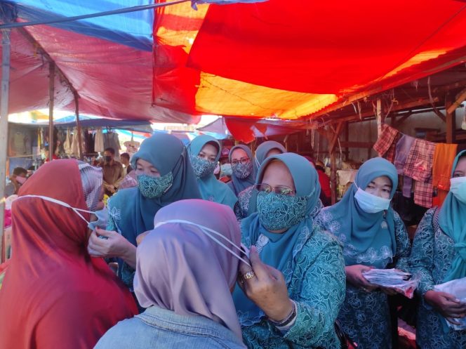 
					TP PKK Kota Dumai Bagi-bagi Masker Kepada Pengunjung dan Pedagang Pasar Senggol Dumai