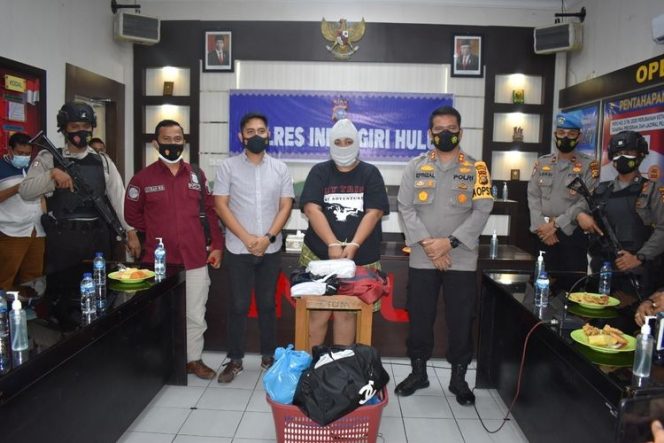 
					Kapolres Inhu AKBP Efrizal memperlihatkan tersangka penipuan investasi bodong berinisial FS (26), saat menggelar konferensi pers, Rabu (10/3/2021).(Foto: Dok. Polres Inhu)
