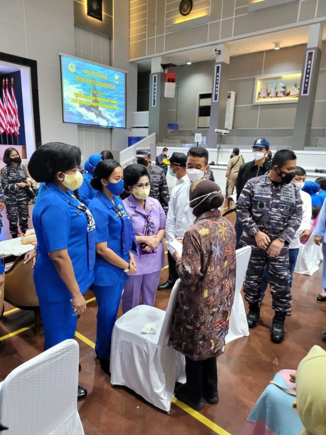 
					Ketum Dharma Pertiwi Dampingi Menko PMK dan Mensos Beri Dukungan Moril Kepada Keluarga ABK KRI Nanggala-402
