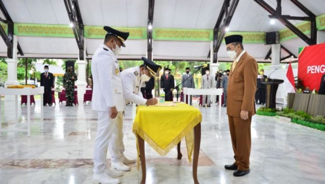 
					Gubernur Riau Syamsuar melantik Bupati dan Wakil Bupati Pelalawan terpilih, Zukri dan Nasaruddin, Senin (26/04/2021).(Foto: Istimewa)

