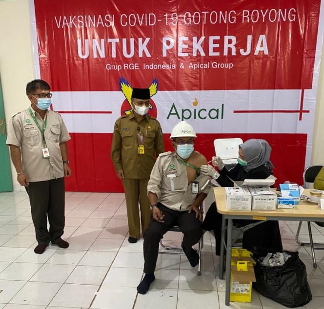 
					Kepala Dinas Kesehatan Kota Dumai, dr. Syaiful saat menghadiri  Pelaksanaan Vaksinasi Covid 19 Gotong Royong di Apical Group Dumai