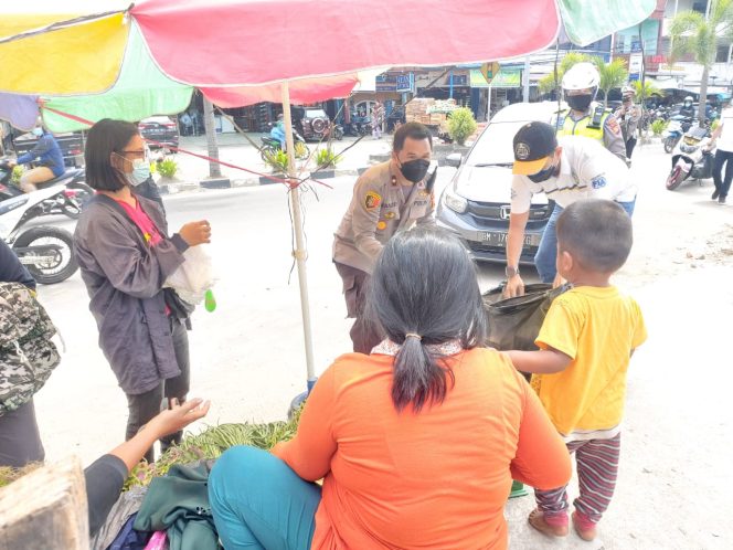 
					Jumat Berkah, IMI Korwil Dumai dan Polres Bagikan Makanan ke PKL