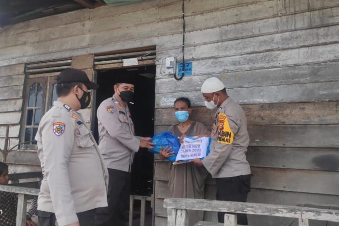 
					Idul Adha 1442 H Dimasa Pandemi, Polisi di Meranti Ringankan Beban Masyarakat