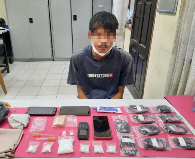 
					Tersangka RS alias R (24) beserta barang bukti.