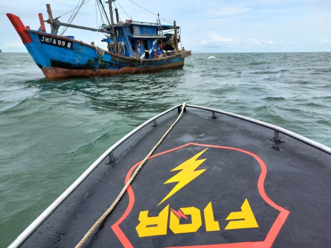 
					Kapal ikan berbendera Malaysia diduga curi ikan di Takong Iyu Karimun, Kepri. (Foto: Bakamla)