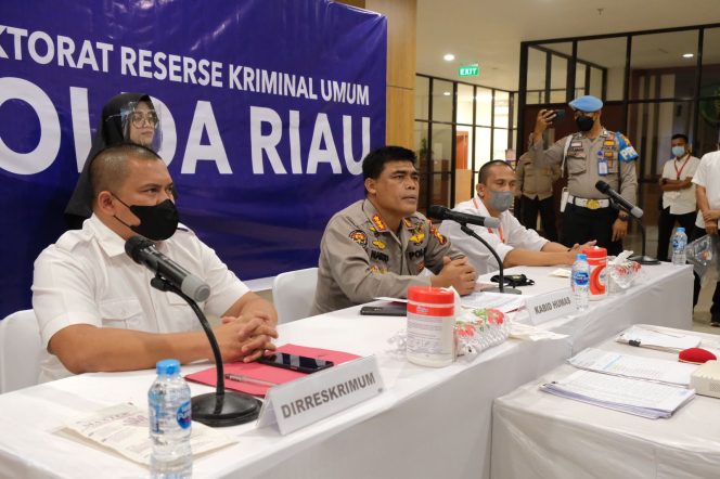 
					Polda Riau Ungkap Kasus Penggelapan Yang Rugikan Pengusaha Sembako senilai Rp3,7 Milyar