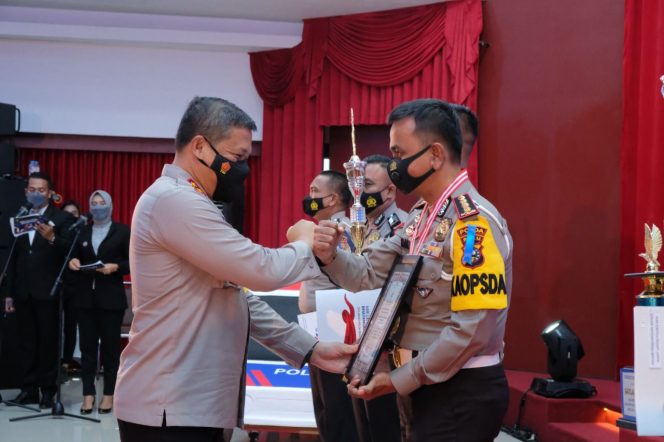 
					Peringati Hari Lalulintas Ke 66, Kapolda Riau Berikan Penghargaan Personel Berprestasi