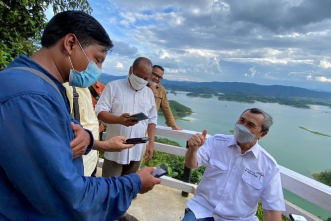 
					Gubernur Riau H Syamsuar ketika diwawancara wartawan di Puncak Kompe, Kampar, Riau
