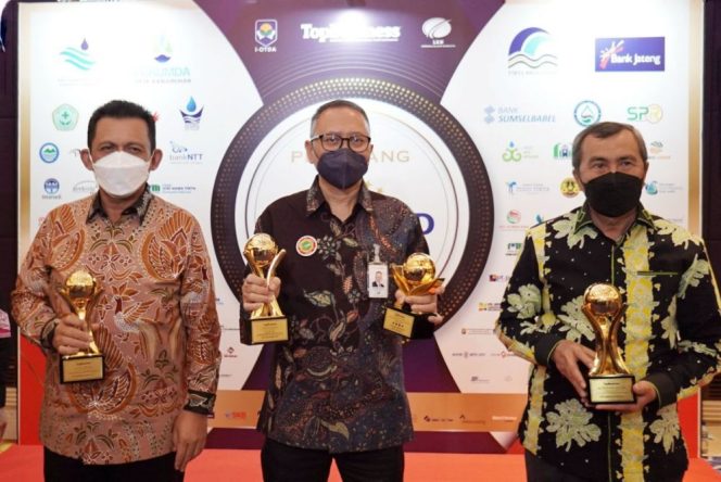 
					Gubernur Riau Terima Penghargaan Top Pembina BUMD