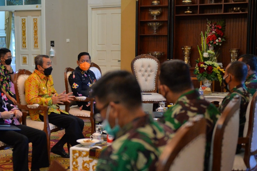 Gubernur Riau, H Syamsuar (batik kuning) menerima kunjungan Tim Litbang Pusat Teritorial TNI AD