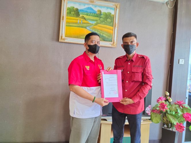 
					Ketua DPD PWRI Riau Serahkan Mandat Pembentukan Pengurus DPC PWRI Meranti