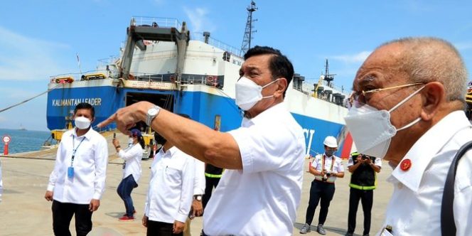 
					Muncul Varian Omicron, Luhut Minta Warga Tak Panik dan Perketat Protokol Kesehatan