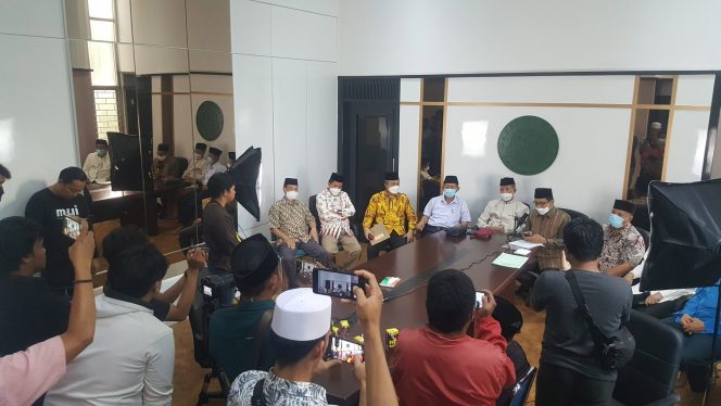 
					Dr KH Muammar Bakry Lc MAg sedang membacakan Taushiyah yang merupakan hasil kesepakatan yang dibahas intensif di Komisi Fatwa MUI Sulsel.