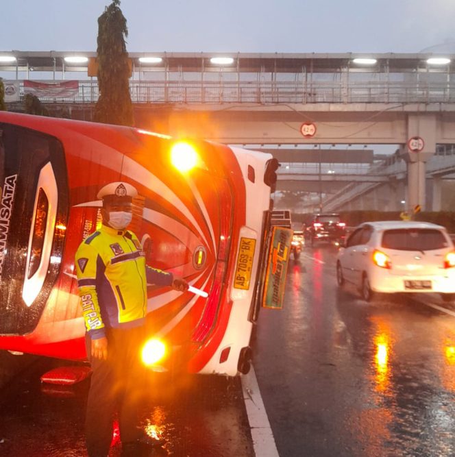 
					Dari Semanggi Arah Tomang, Bus Pariwisata Terbalik di KM 8