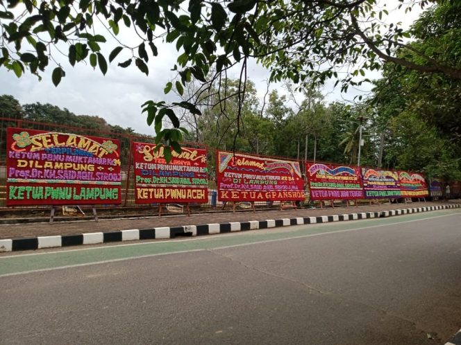 
					Papan Bunga Ucapan Ketua Umum PBNU Terpilih Berjejer