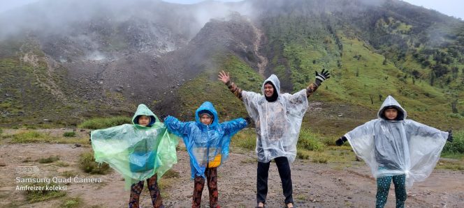 
					Bocah kembar berusia 7 tahun bersama Ayahnya berhasil menaklukkan Gunung Talang.