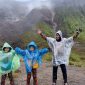 Bocah kembar berusia 7 tahun bersama Ayahnya berhasil menaklukkan Gunung Talang.