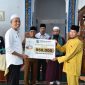 Pemerintah Kota Dumai menyerahkan bantuan kepada PMD