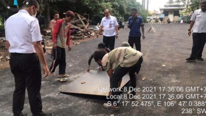 
					Sumur resapan di Perumahan Bona Indah, Lebak Bulus, Jakarta Selatan yang telah dipasang penutup besi. Dok. Lurah Lebak Bulus