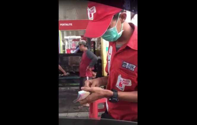 
					
Viral Petugas SPBU Curang di Pom Bensin Bintaro. (Foto: Okezonecom/Medsos)