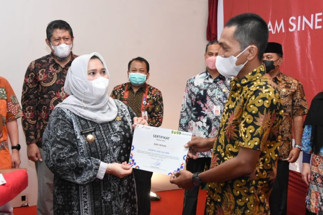 
					Bupati Bengkalis menyerahkan sertifikat kepada para peserta pelatihan, Kamis, 6 Januari 2022 di Hotel Surya Duri.
