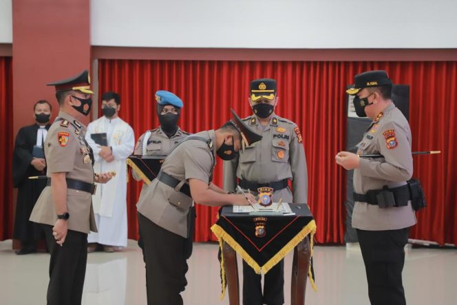 
					Proses serah terima jabatan Kapolres Bengkalis di Mapolda Riau.