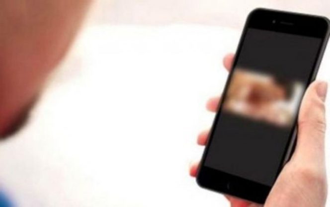 
					Ilustrasi tontonan video yang lagi viral.