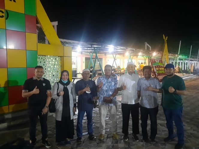 
					Peresmian Wisata Kampoeng Kuliner - Wako Dumai foto bersama dengan sejumlah pejabat.