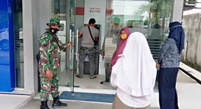 
					Kodim 0320/Dumai Melalui Koramil 01/Dumai Sosialisasikan Pencegahan Covid-19 di Unit ATM Bank BRI