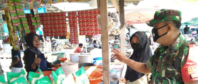 
					Tekan Penyebaran Covid-19, Babinsa Datuk Laksamana Ajak Warga untuk Vaksin