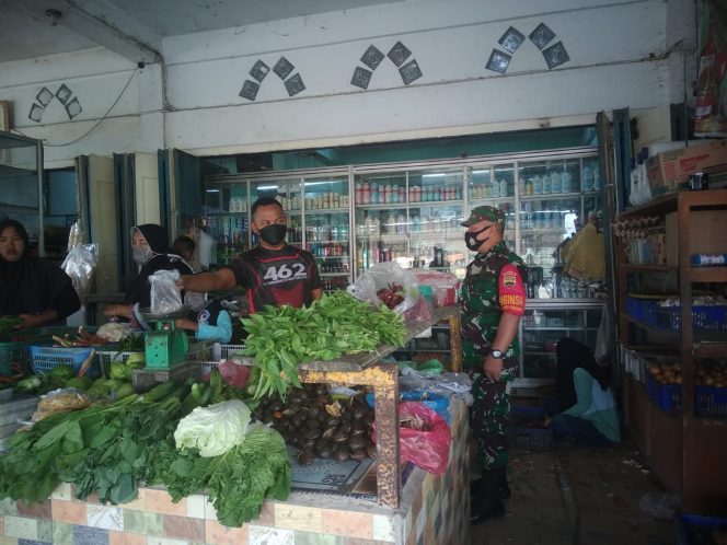 
					Babinsa Bukit Kapur, Serma Zul Ependi melakukan sosialisasi pencegahan Covid-19 di wilayah hukumnya. (foto: Istimewa)