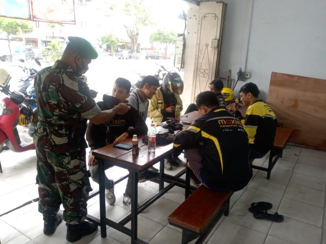 
					Kodim 0320/Dumai Melalui Babinsa Mekarsari Terus Ingatkan Warga untuk Pencegahan Covid-19 