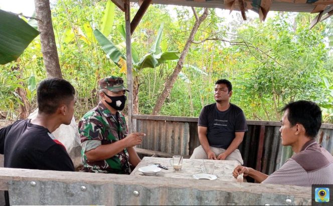 
					Kodim 0320/Dumai Melalui Babinsa Bagan Besar Gelar Komsos, Imbau Warga untuk Segera Vaksin