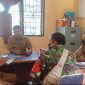 Babinsa Teluk Makmur saat melakukan Komunikasi Sosial dengan Lurah dan Kasitrantib.