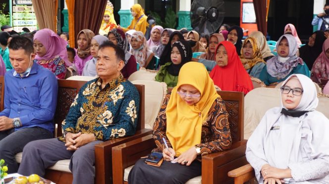 
					Staff Ahli Walikota Dumai, Fridarson bersama Kasi Kurikulum Disdik Dumai serta tamu undangan lainnya. (foto: istimewa)